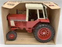 Ertl International 1586 Tractor With Cab