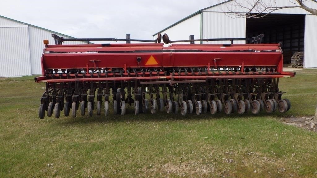 Int 5400 Grain drill w/Yetter coulter cart