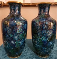 V - PAIR OF VINTAGE VASES (L11)