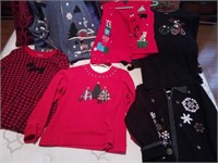 V - LOT OF WOMEN'S HOLIDAY SWEATERS (M34)