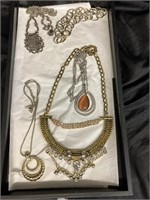 5 NECKLACES ADORNMENT LOT / JEWELRY