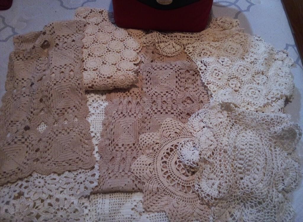 V - LOT OF DOILIES / TABLE LINENS (M39)