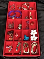OVER 21 PAIRS OF EARRINGS / JEWELRY
