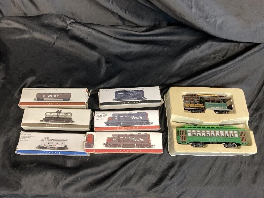 TOY TRAIN CARS LOT / 8 PCS