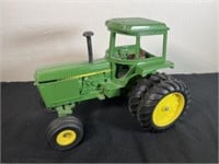 John Deere 1:16 Scale Toy Tractor with Duals
