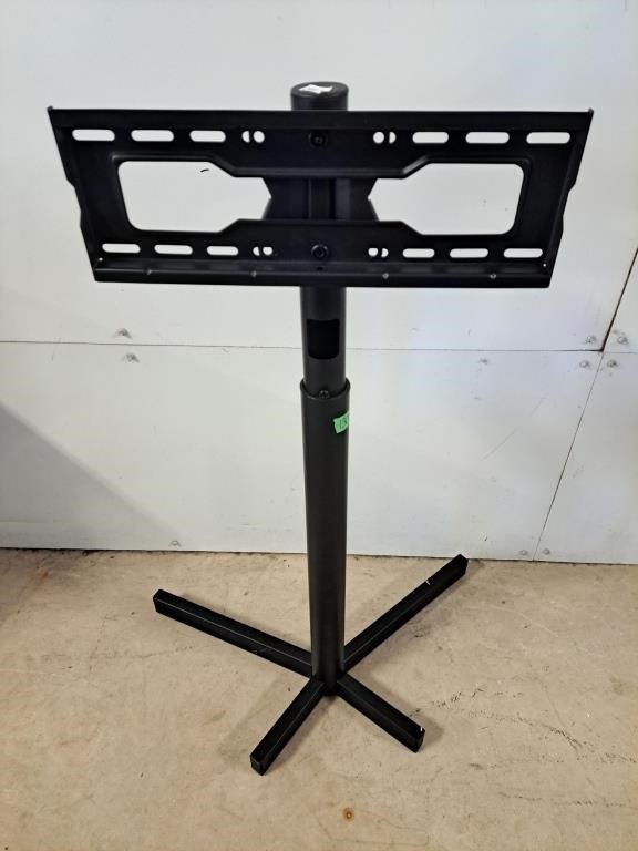 Adjustable TV stand
