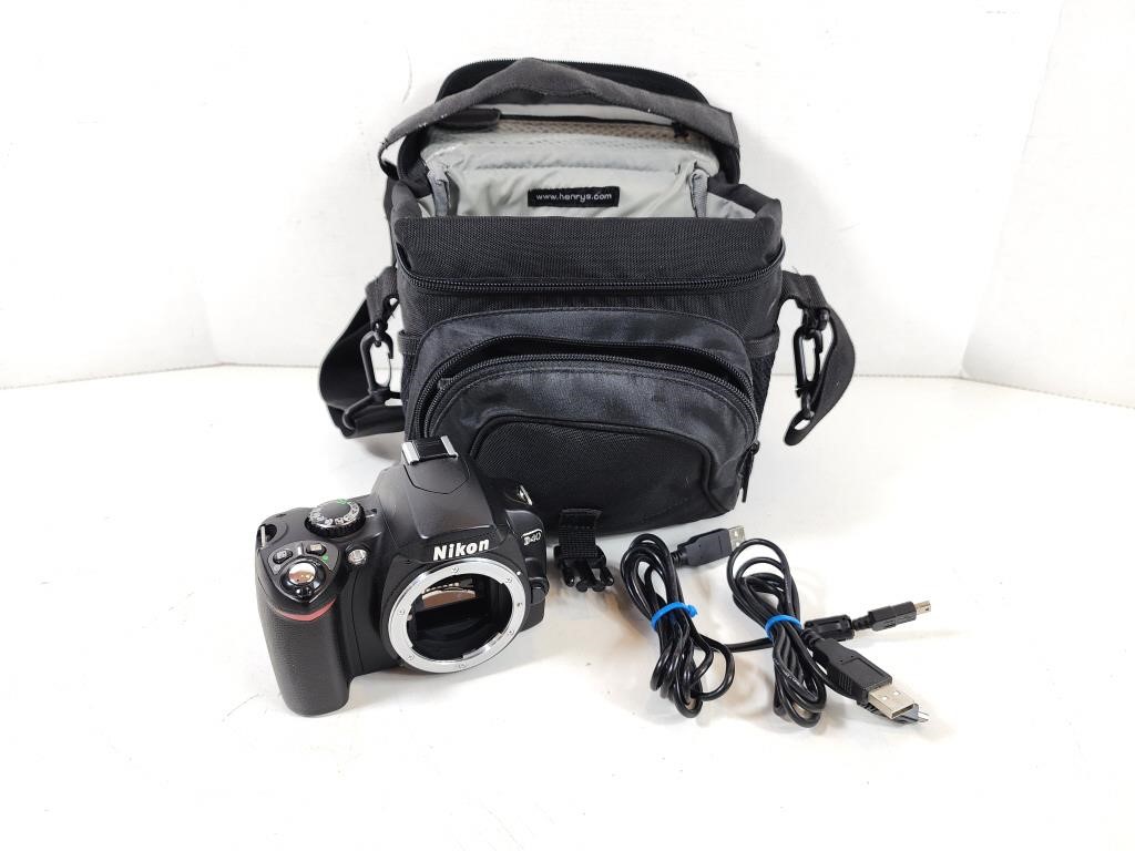 GUC Nikon D40 Digital Camera w/Wires & Bag