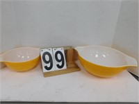 2 Daisy Pyrex Dishes
