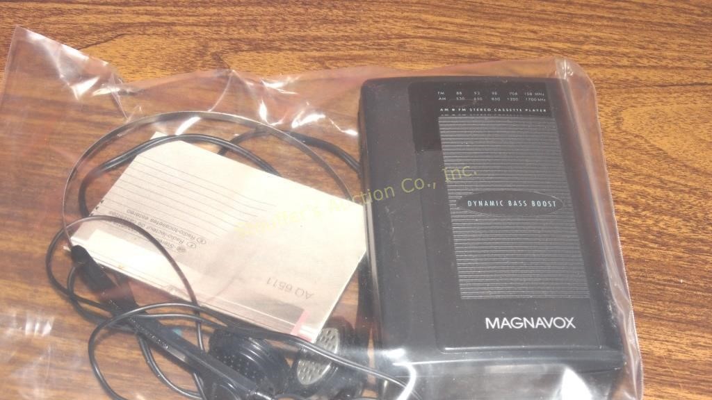 Magnavox tape player w/headphones