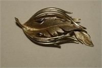 Vtg Lisner Leaf Brooch