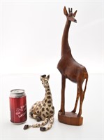 Girafe en bois sculpté et girafe assise