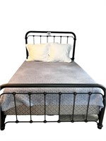 Queen Size Iron Bed & Bedding(USBR2)