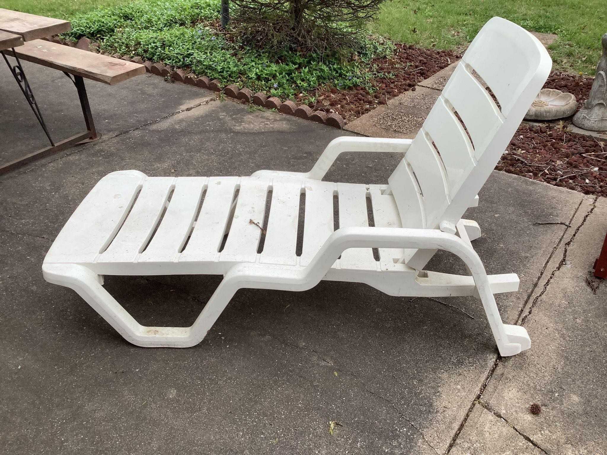 White Chaise Longer outdoor chair
