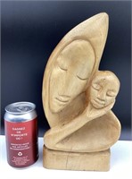 Sculpture en bois mère et enfant