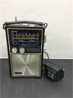 Short Wave Radio - works with a battery or a plug