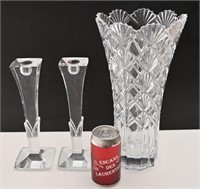 Vase et cristal et 2 chandeliers