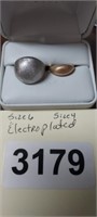 (2) ELECTROPLATE FASHION RINGS SZ 6 AND SIZE 4