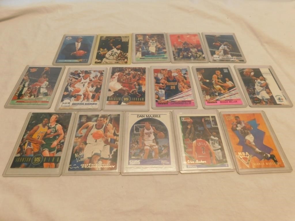 Another lot of 16 basketball cards.