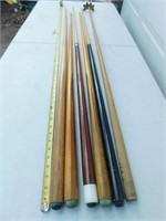 5 pool cues and 1 stick holder.