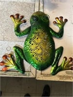 Tin frog décor