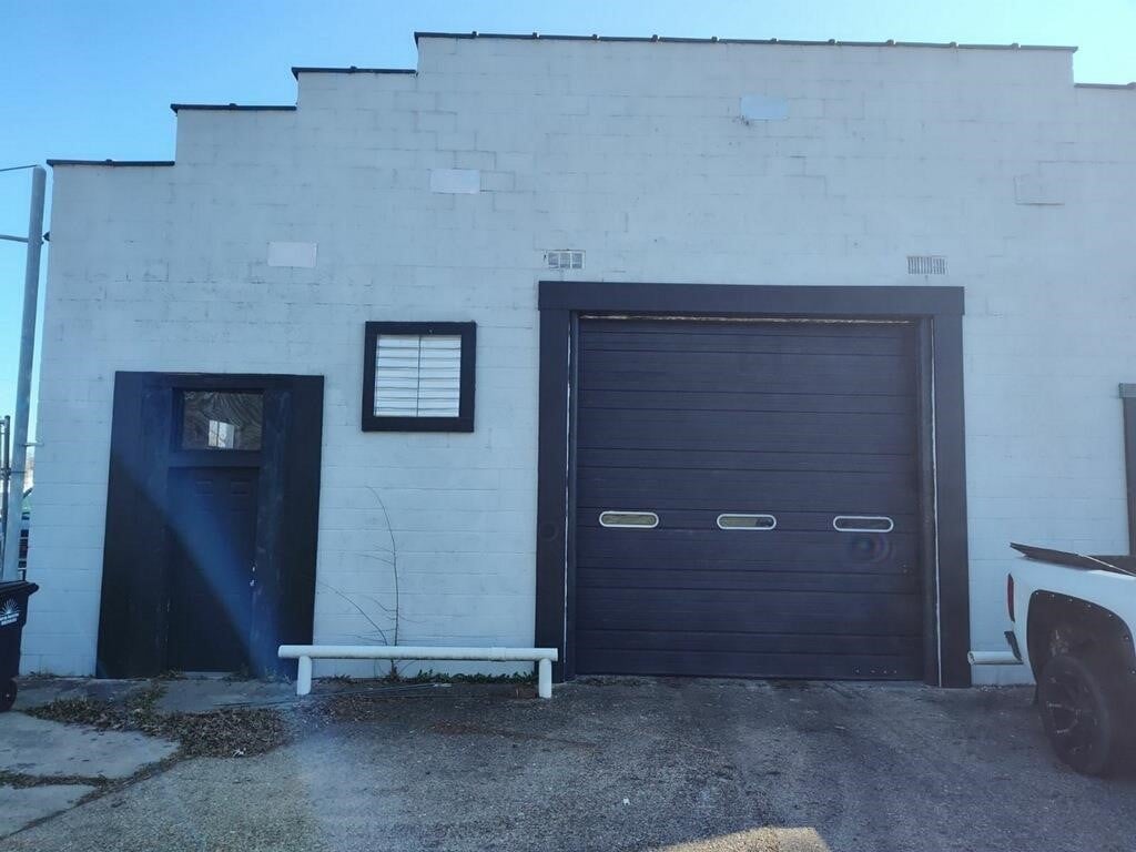 Commercial Building with over 3048 sq ft  / lot