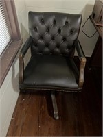 Armed desk chair