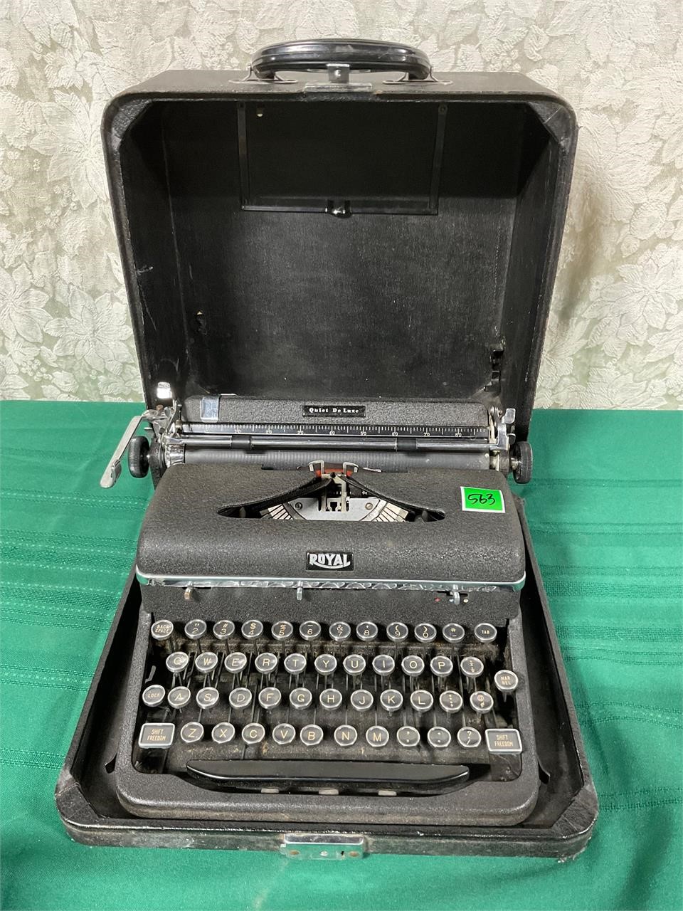 Vtg Royal Quiet De Luxe Typewriter
