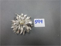 Daisy brooch