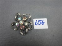 Brooch with iridescent stones