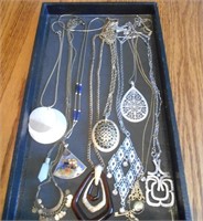 9 VINTAGE AND CONTEMPORARY PENDANT NECKLACES