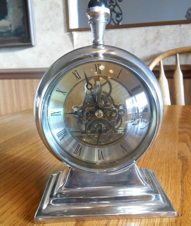 MECHANICAL MAGNIFIER CLOCK WITH VISIBLE GEARS