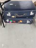 Lot of 2 blue suitcases