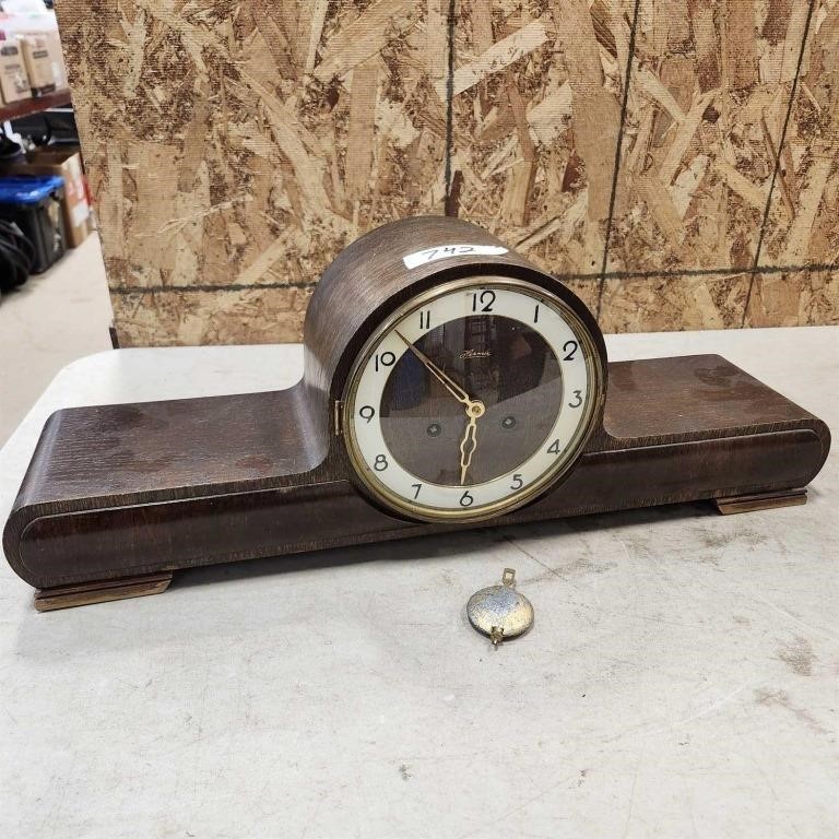 Mantel Clock w Pendulum no key As Is