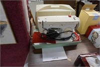 Singer sewing machine 247 & hard shell case