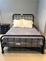 Queen Size Iron Bed & Bedding(USBR2)