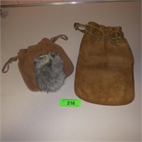 VINTAGE AMERICAN INDIAN LEATHER POUCH, RABBIT >>>>