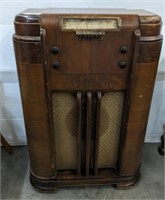 ANTIQUE RADIO-NO CORD, NOT IN WORKING CONDITION