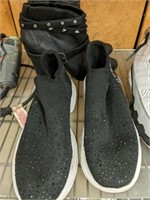 GUESS SLIP ONS SZ 9.5M, BOOTIE SZ 9 M