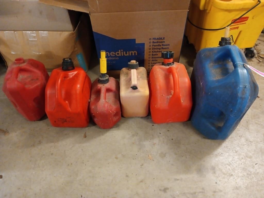 6 asst plastic gas cans