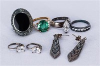 (4) Women's Rings and (2) Sets Woman's Earings