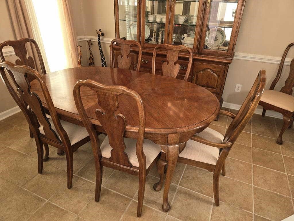 Thomasville Dining Table and 7 chairs