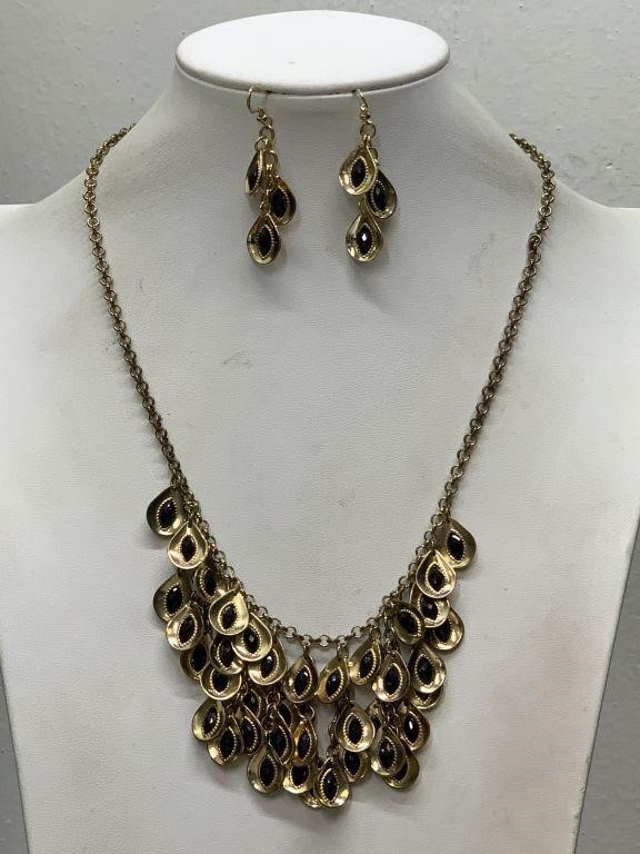 MATCHING NECKLACE & PIERCED EARRING SET