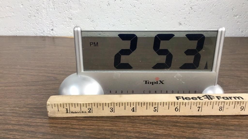 Topix digital clock