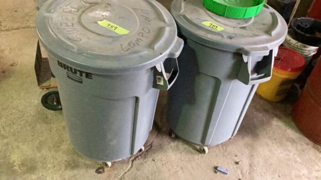 Brute Trash Cans (2), poly, w/ lids & casters