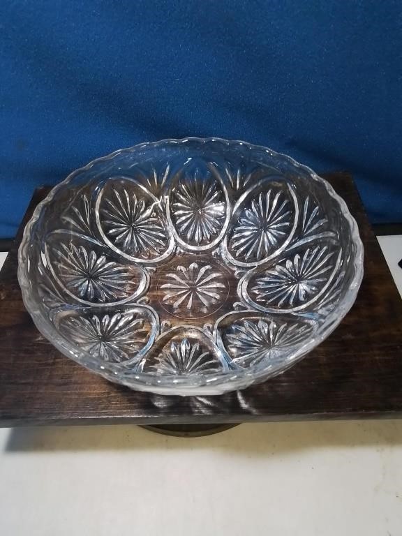 Pattern glass bowl 8 inch opening