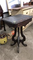 WOODEN VICTORIAN PARLOR TABLE