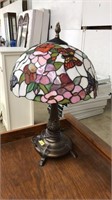 TIFFANY STYLE ART GLASS SHADED TABLE LAMP