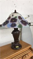 TIFFANY STYLE ART GLASS SHADED TABLE LAMP