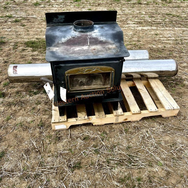 Sunrise Woodstove w Double Wall Chimney Pipe