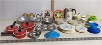 Vintage Kids Play Dishes / Pots & Pans Plastic